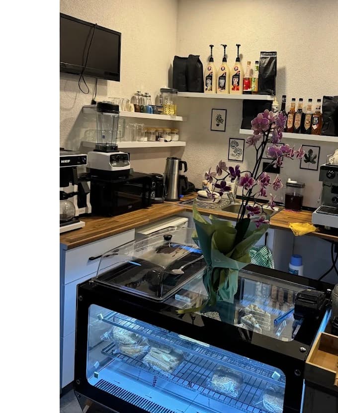 Orkidelerle Süslenmiş Kafe Barı